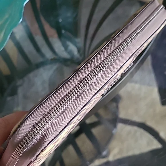 Michael Kors Leather Wallet ❤️ - Picture 4 of 10